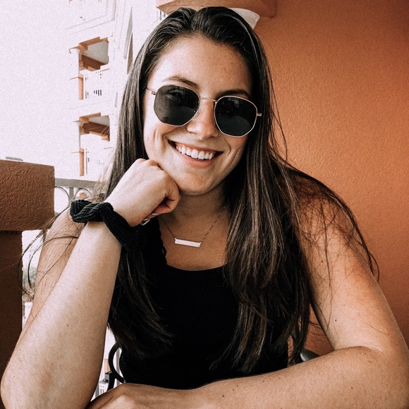 Meet your Posher, Alyssa - Picture 1 of 1